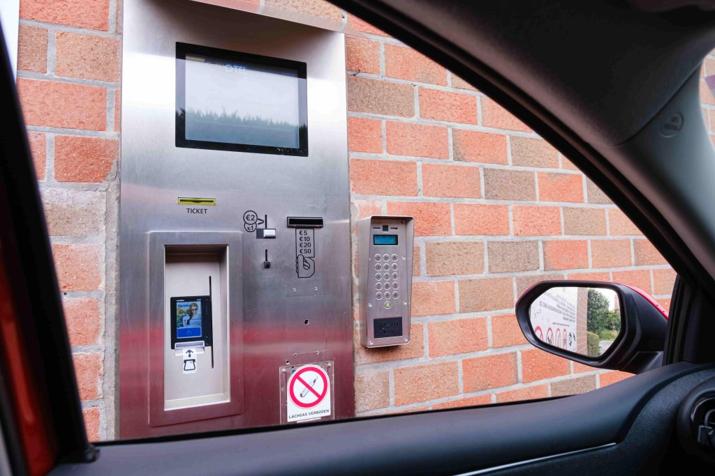 Betaalautomaat van Carotel, te bedienen vanuit de auto