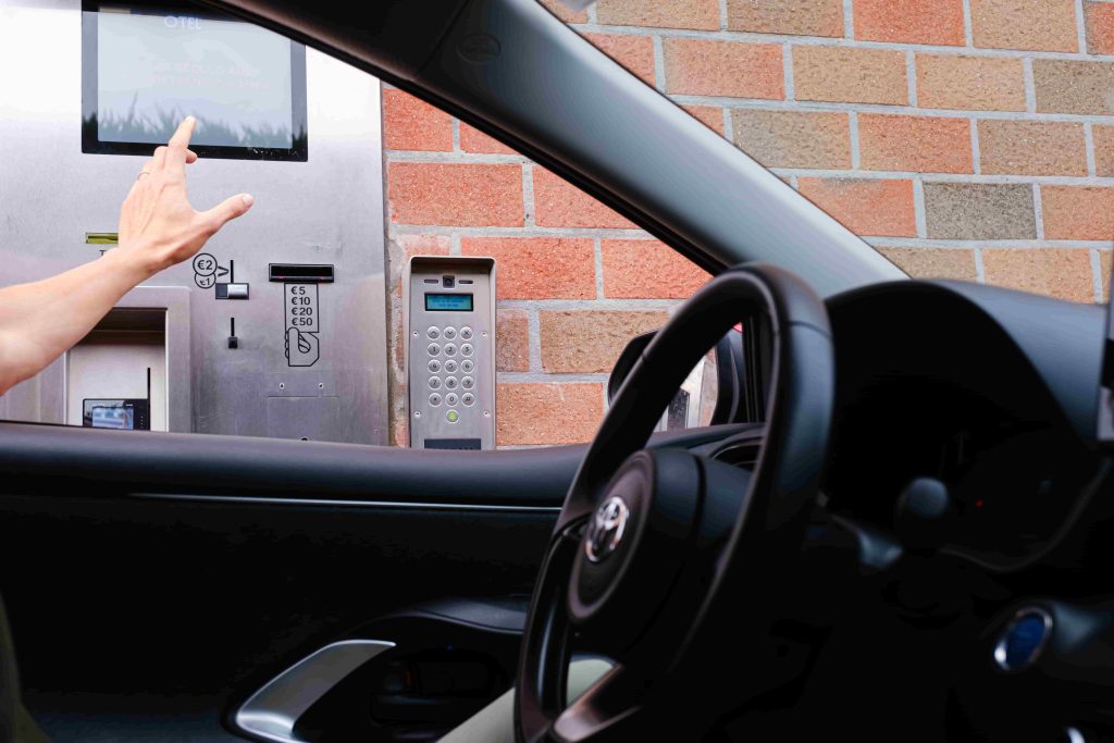 Inchecken vanuit de auto aan de betaalautomaat van Carotel