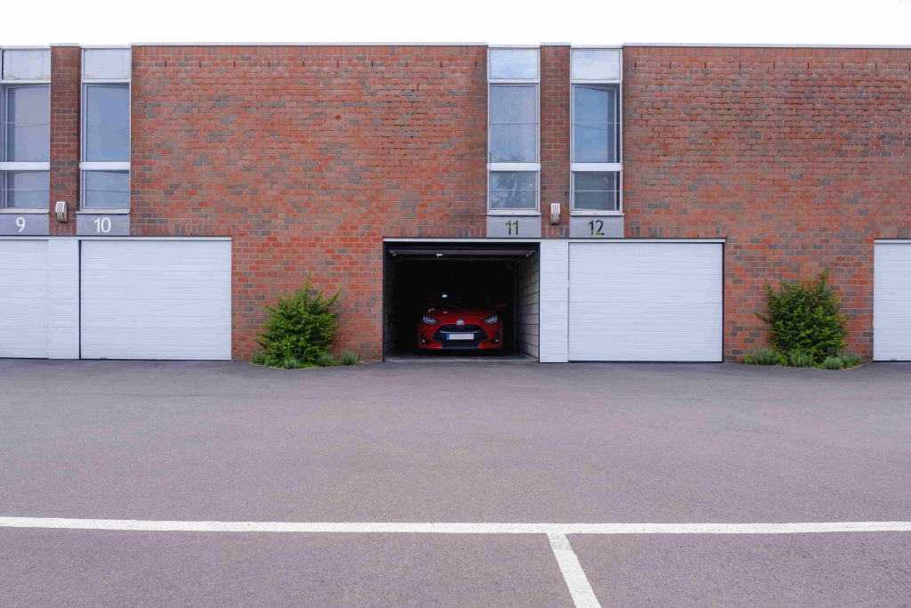 Gebouw van Carotel Rumst met privé garageboxen